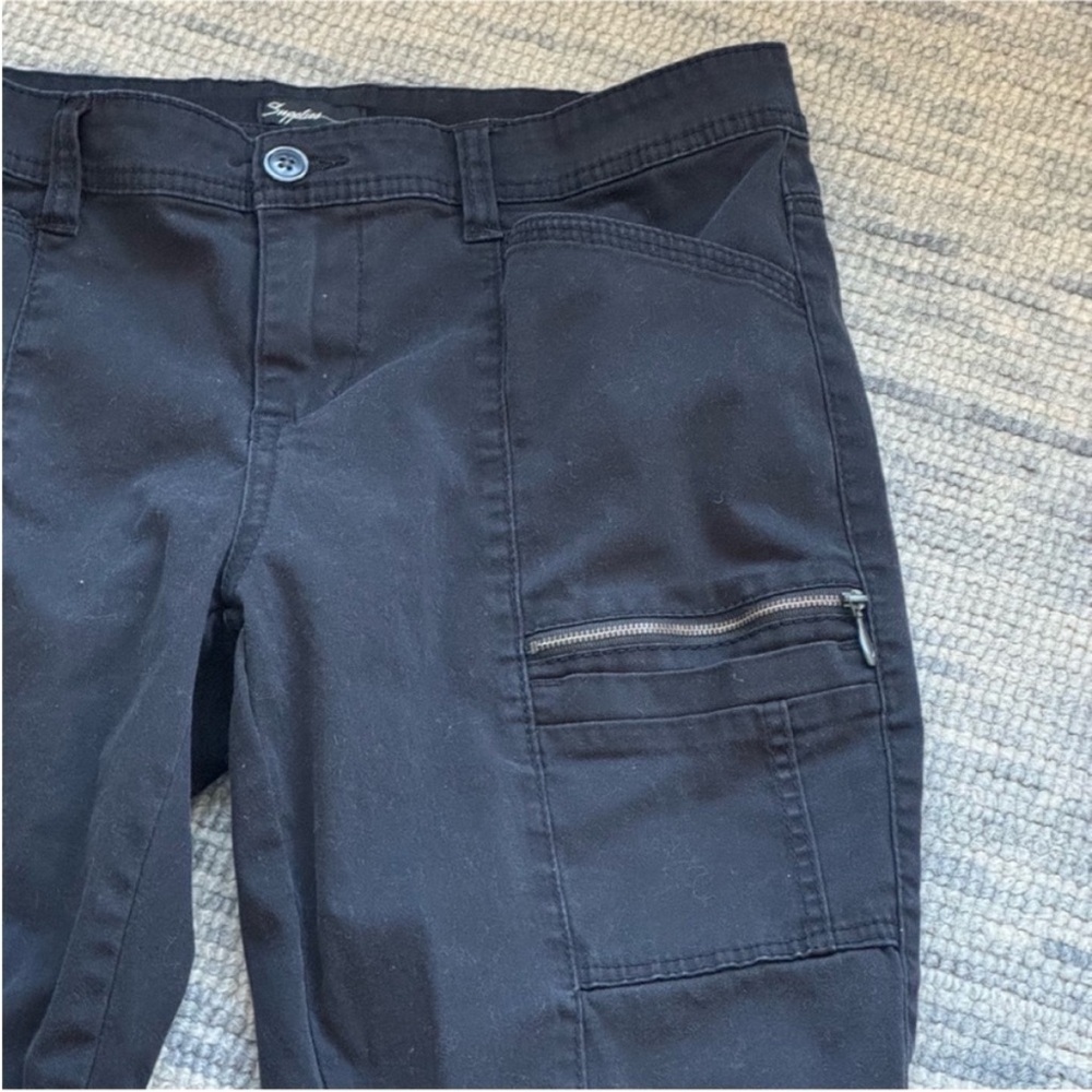 supplies Black Cargo Pants with Durable Fabric and Bel